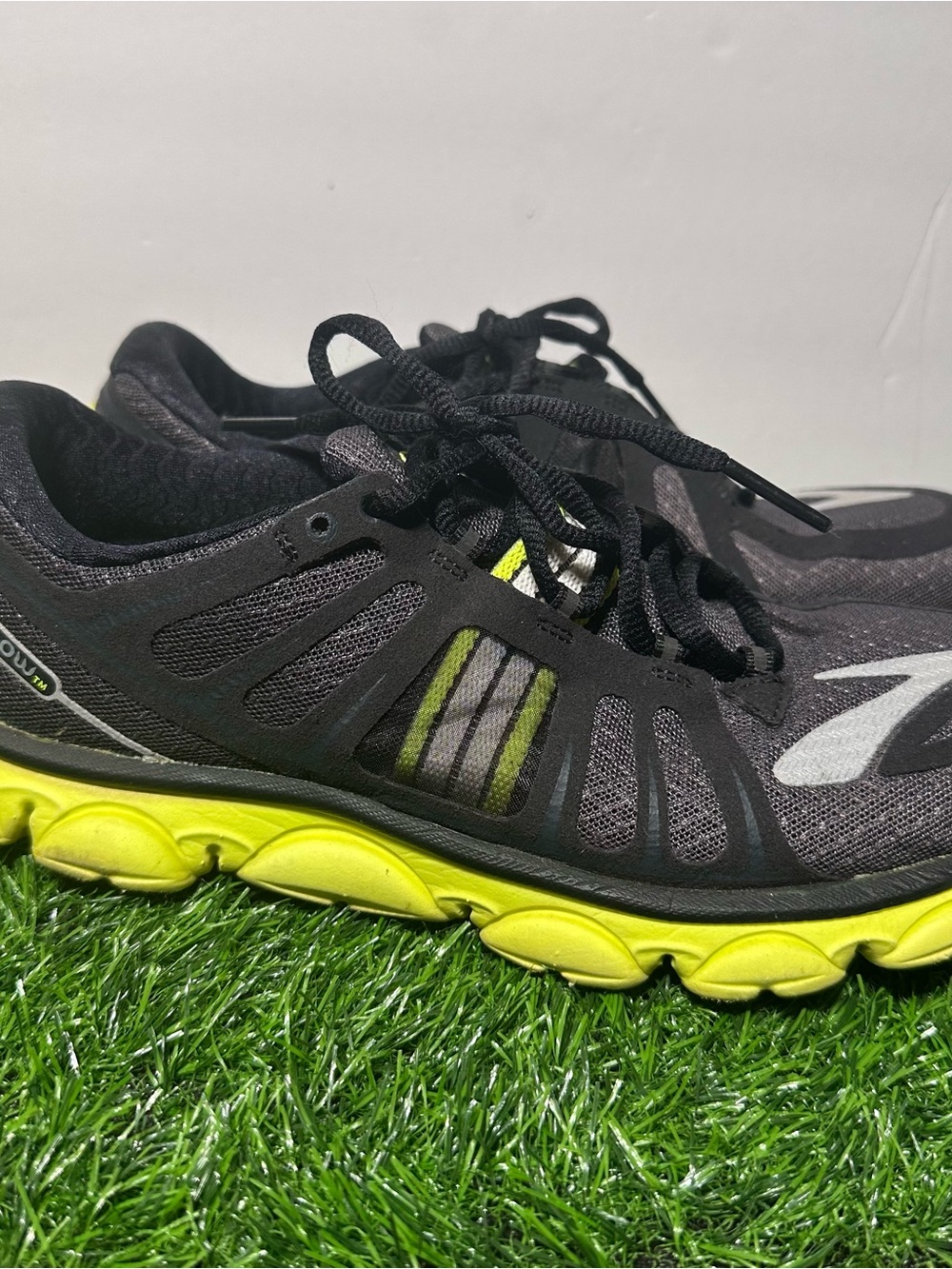 Brooks PureFlow2 Men’s Size 10 Running Shoes Black & Neon Yellow Mesh Flexible